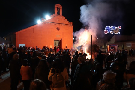 La hoguera congregó a bastantes personas frente a la ermita de San Blas