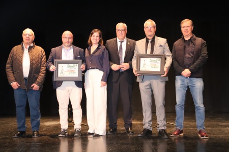 Galardonados junto a la directora de Siembra y al alcalde
