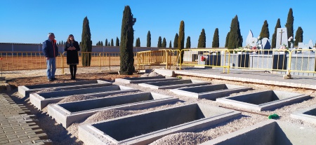 Nuevas tumbas en el cementerio municipal