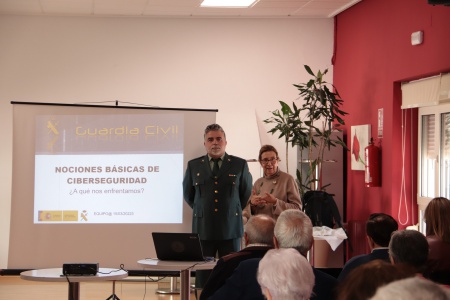 Charla sobre ciberseguridad en el Centro de Mayores