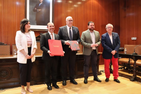 Pablo Bellido junto a los corporativos manzanareños tras la entrega del Estatuto