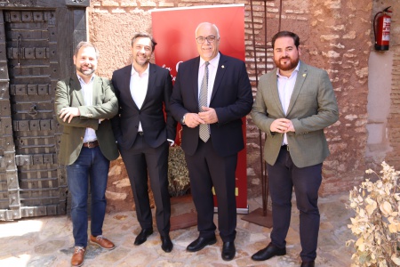 Javier Ruiz junto al alcalde de Manzanares y a Gonzalo Redondo y Pablo Camacho