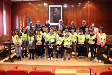 Alumnado de cuarto curso junto al alcalde