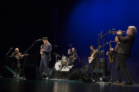 Santiago Auserón y su Academia Nocturna durante el concierto en fotografía de Carlos Caba