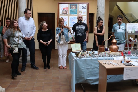 Las personas interesadas en descubrir las piezas de gran calidad que han elaborado durante todo el curso los hombres y mujeres que han participado en los de patchwork, fotografía y cosmética natural, así como en el seminario de tocados y complementos, tienen hasta el 23 de junio para visitarla en el patio de columnas de la Casa de Cultura.  Alrededor de treinta mujeres han participado en el taller de patchwork, que ha estado dirigido por Andrea Delgado. Isabel Romero ha sido la encargada de impartir el semi