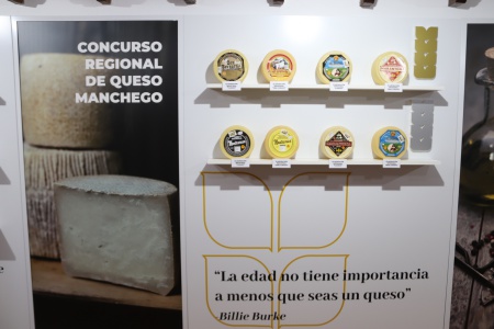Expositor con los quesos manchegos premiados en Fercam 2023