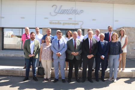 Visita del consejero de Agricultura a Bodegas Yuntero