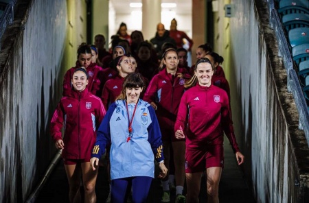 Blanca Romero al frente de las jugadoras antes de un entrenamiento de la Selección Española