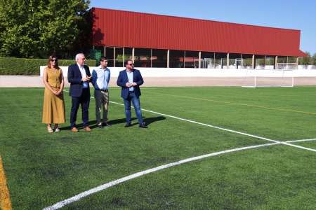 Nuevo césped en el campo de fútbol del velódromo