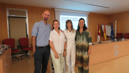 El Dr Domínguez Bertalo junto a Alfonsa Lara Raquel Soriano y Prado Zúñiga