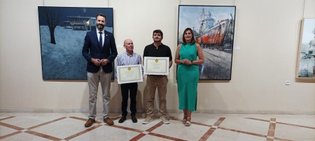 Autoridades con dos de los premiados y sus obras