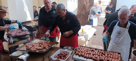 Miembros de La Almorta prepararon la barbacoa de la comida popular