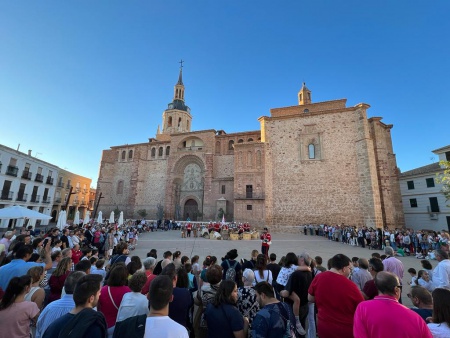 Numeroso público asistió a la recreación en la plaza de la guerra anglo zulú