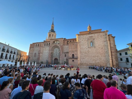 Numeroso público asistió a la recreación en la plaza de la guerra anglo zulú