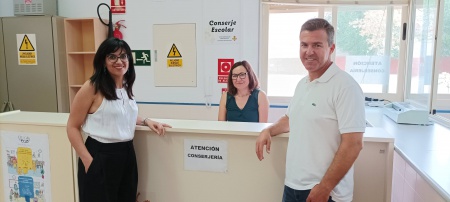 De la Cruz visita la conserjería escolar del CEIP Altagracia junto al director del colegio