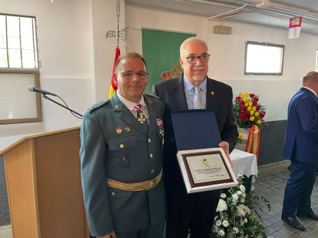 El capitán López entrega una plaga de agradecimiento a Julián Nieva