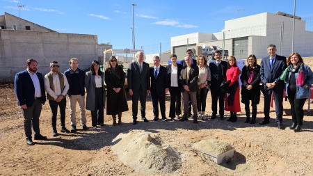 Fotografía conjunta de autoridades con los técnicos y con el equipo directivo del CEPA San Blas