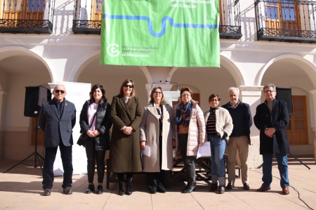 Miembros de la AECC junto a representantes de la Corporación Municipal