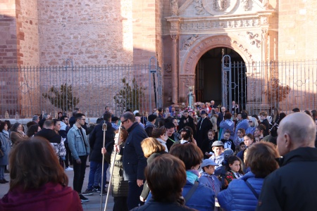 Salida de la procesión de San Blas desde la iglesia de la Asunción
