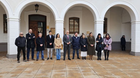 Representantes de la corporación municipal durante el minuto de silencio