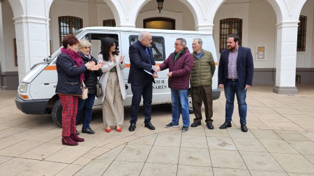 Entrega de la furgoneta a miembros de Hausa