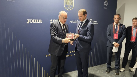 Luis Amado entrega un reconocimiento de la RFEF al Ayuntamiento de Manzanares