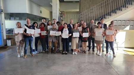 Participantes del curso con sus diplomas