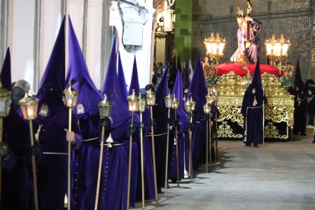 Procesión del Silencio a su paso por la plaza de la Constitución