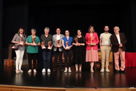 Representantes de los grupos premiados en la segunda edición junto a autoridades locales