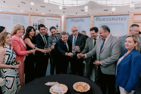 Brindis de autoridades en el estand Degusta Manzanares