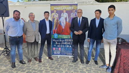 Autoridades posan junto al empresario y a dos de los protagonistas de la feria taurina