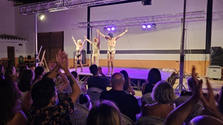 Aplauso final a los artistas de Risas fuera del armario