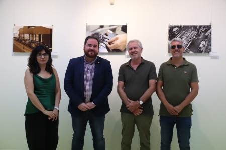 Exposición del III concurso de fotografía industrial de Aempoman en la biblioteca