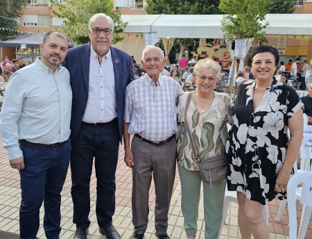 El alcalde junto a representantes de la familia Romero de Ávila Nieto