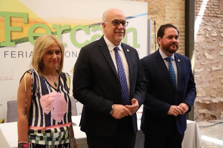 Julián Nieva junto a Antonia de la Chica y Pablo Camacho en la presentación de Fercam 2025