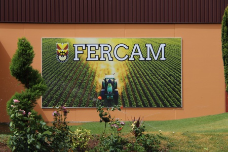 Cartel en el exterior del Pabellón de Muestras del recinto ferial