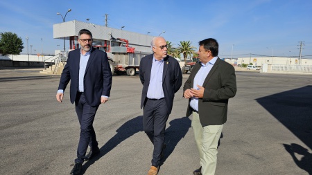 Julián Nieva visita la cooperativa junto al gerente y al presidente de la entidad