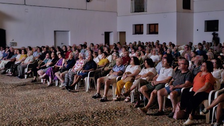 El público llenó la proyección de cine social solidario 
