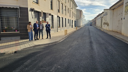 El alcalde visitó los trabajos de asfaltado en la calle Comercio