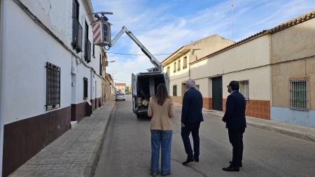 Visita del alcalde a los trabajos de renovación de luminarias en la Divina Pastora