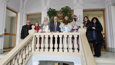 Los Reyes Magos junto al alcalde y concejales y concejalas en el Ayuntamiento de Manzanares Los Reyes Magos junto al alcalde y concejales y concejalas en el Ayuntamiento de Manzanares