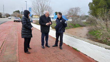 Julián Nieva comprueba la situación del río Azuer a mediodía del viernes Julián Nieva comprueba la situación del río Azuer a mediodía del viernes