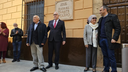 Rafael Zárate tras el descubrimiento de la cerámica con su nombre