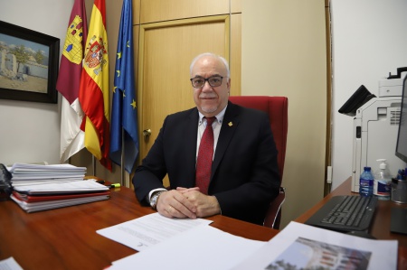 Julián Nieva en el despacho de Alcaldía