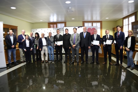 Ganador y finalistas junto a organizadores y autoridades