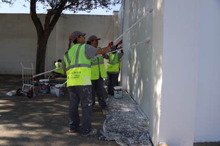 Operarias realizan labores de pintura en acciones sociales de empleo de 2025