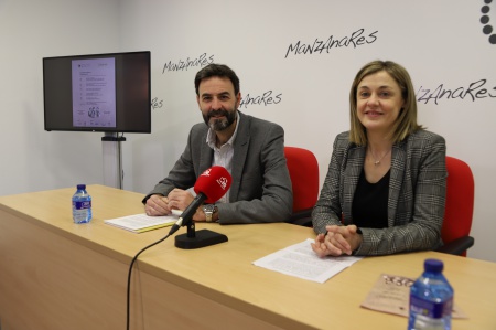 Jesús Romero y Gloria Patón en la presentación de los IV Encuentros en torno al 27