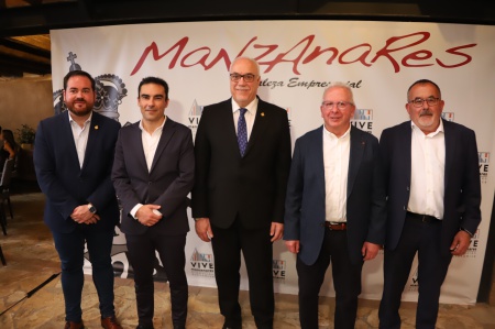 Julián Nieva y Pablo Camacho junto a representantes de las empresas reconocidas