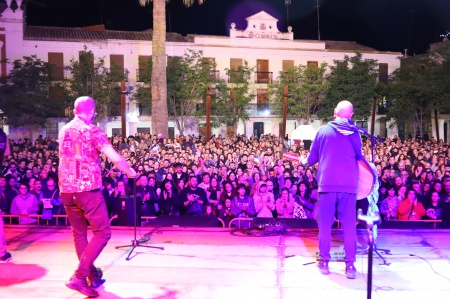 La plaza de Manzanares se volvió a llenar con Celtas Cortos La plaza de Manzanares se volvió a llenar con Celtas Cortos