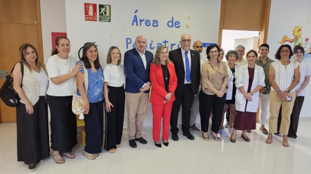 Autoridades y profesionales sanitarios en la nueva área pediátrica del Centro de Salud 1 Autoridades y profesionales sanitarios en la nueva área pediátrica del Centro de Salud 1